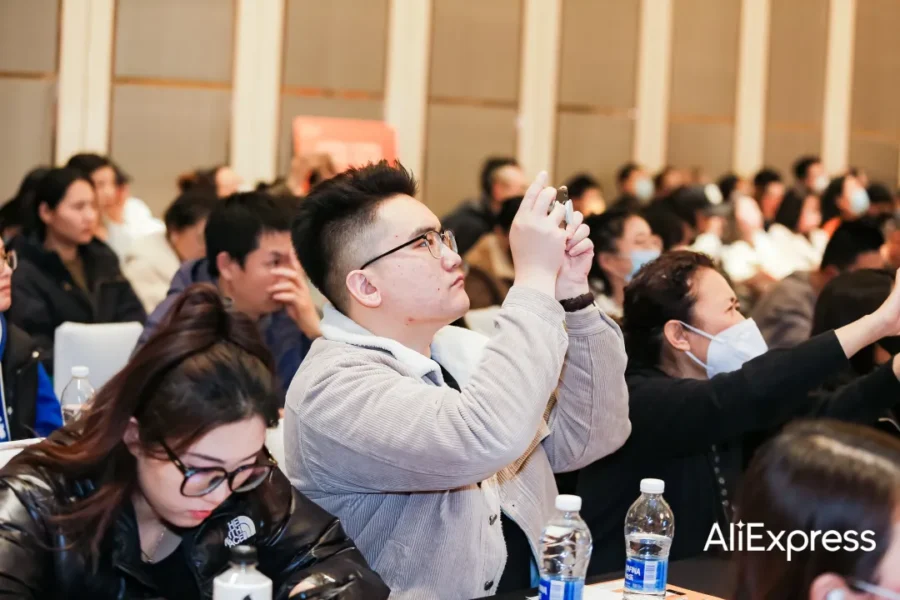 官方活动｜速卖通‘全托管’服务引爆青岛跨境峰会，300+商家现场对接-新闻简介插图